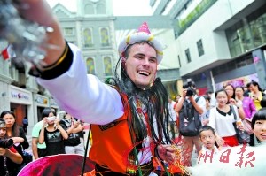 中國僑網(wǎng)外國人士在佛山過年其實(shí)可以很精彩。(張宇杰 陳楓 攝)
