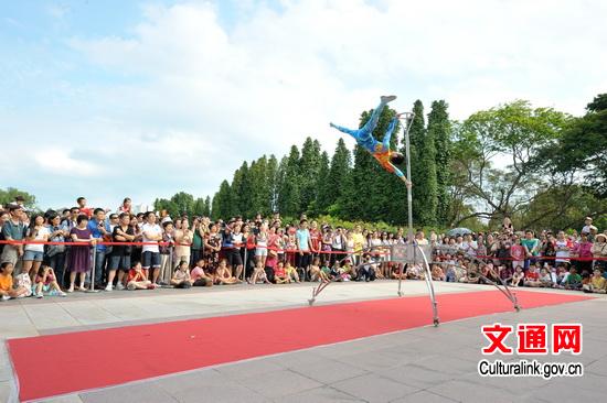 中國僑網(wǎng)甘肅省雜技團精彩演出