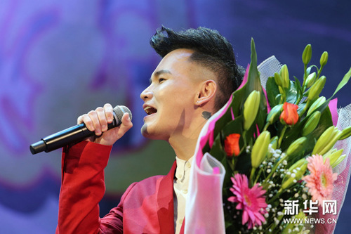 中國(guó)僑網(wǎng)圖為歌手李維在演唱。(新華社/周丹 攝)