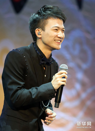 中國(guó)僑網(wǎng)圖為歌手周深在演唱“歡顏”。(新華社/周丹 攝)