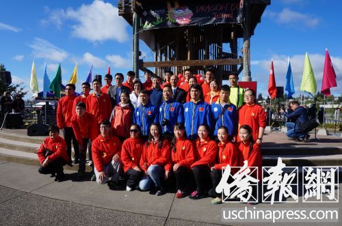 中國僑網(wǎng)羅林泉總領(lǐng)事一行和上海海事大學(xué)、上海中醫(yī)藥大學(xué)師生合影留念。(美國《僑報(bào)》/楓漁 攝)