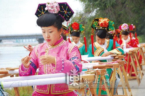 中國(guó)僑網(wǎng)龍江?鞨繡團(tuán)隊(duì)。