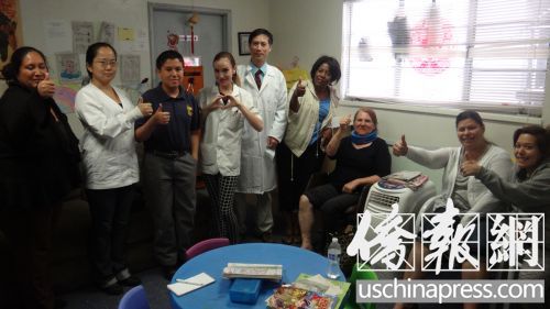 中國(guó)僑網(wǎng)前來(lái)就診的病患個(gè)個(gè)豎起大拇指夸贊周醫(yī)師的蜂療。(美國(guó)《僑報(bào)》/高睿 攝)