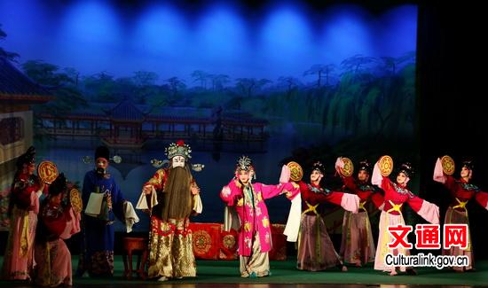 浙江婺劇藝術(shù)研究院應(yīng)邀慶祝新加坡建國(guó)50周年，演出受當(dāng)?shù)赜^眾熱捧