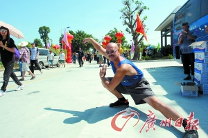 一名來自美國的武術(shù)愛好者在梁贊文化公園內(nèi)表演詠春拳