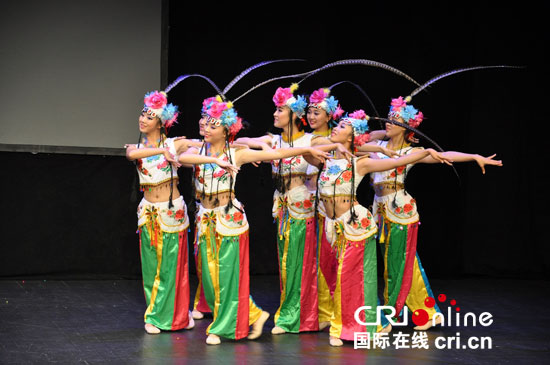 藝術(shù)團(tuán)表演民族舞蹈