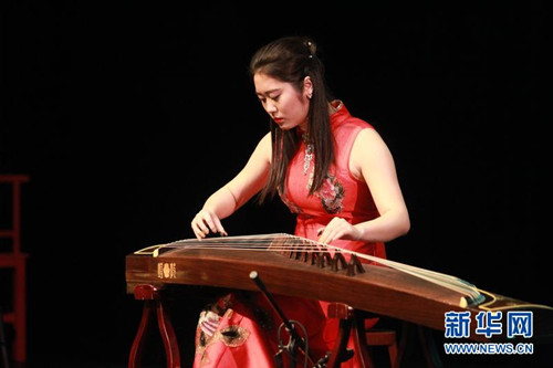 中國留學(xué)生張鈺表演古箏獨奏。(李驥志
