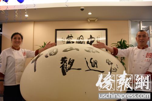 面點師傅為大家表演吹面球。(美國《僑報》/聶達