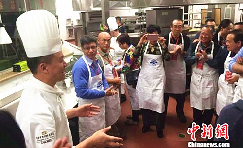 中餐繁榮基地烹飪師傅現(xiàn)場傳授技藝(揚州僑辦供圖)