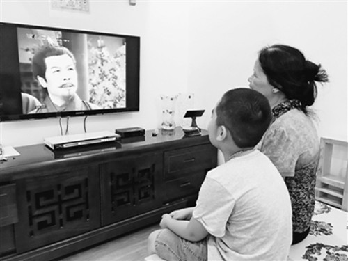 越南首都河內(nèi)居民在家中觀看越南國(guó)家電視臺(tái)第二頻道播出的中國(guó)電視劇《三國(guó)演義》(劉剛