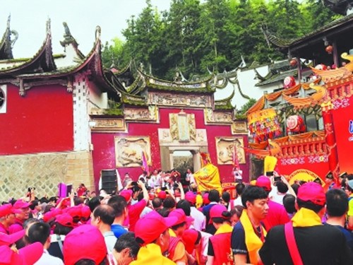 陳靖姑文化節(jié)眾人擁簇金身。(李國(guó)鑌