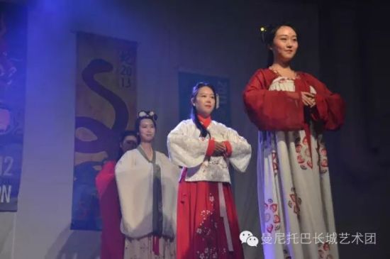 中國僑網(wǎng)藝術(shù)團成員演繹漢服秀