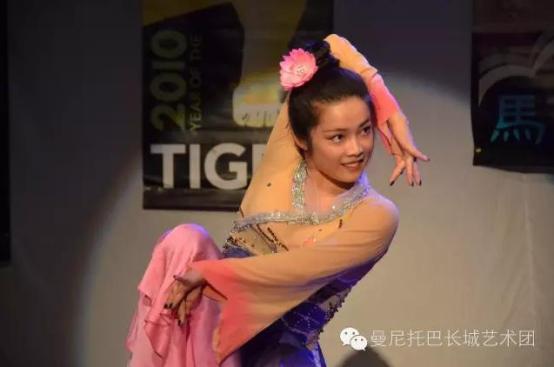 中國僑網(wǎng)藝術(shù)團成員演繹舞蹈節(jié)目