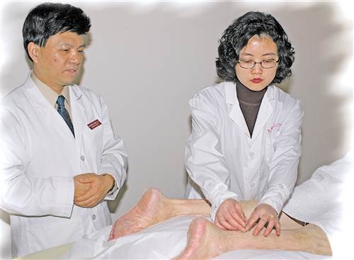 陽(yáng)劍鋒(左)與夫人正在為病人施針。