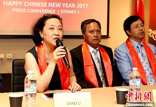 中國(guó)僑網(wǎng)悉尼中國(guó)文化中心主任趙立主持發(fā)布會(huì)。(中新社記者 賴海隆 攝)