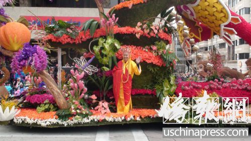 中國僑網(wǎng)蒙市市議員梁僑漢裝扮成“唐僧”站在花車上。(美國《僑報》/高睿 攝)