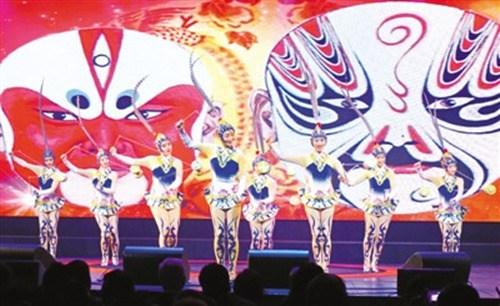 中國僑網(wǎng)雜技《俏花旦—集體空竹》(本報(bào)記者 嚴(yán)瑜 攝)