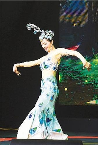 中國僑網(wǎng)獨(dú)舞《吉祥孔雀》(新華社記者 張立云 攝)