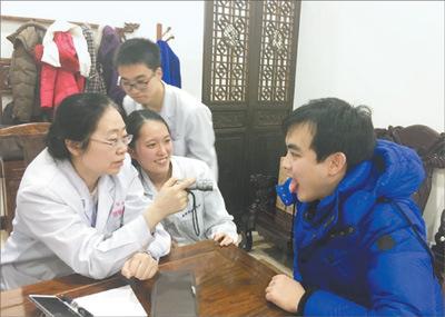 中國僑網(wǎng)嚴利依(中)跟隨北京中醫(yī)藥大學博導谷曉紅教授(左一)在國醫(yī)堂出門診。(馬雪顏 攝)