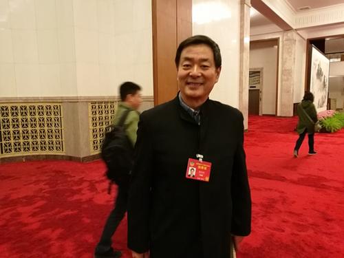 中國(guó)僑網(wǎng)濮存昕接受歐洲時(shí)報(bào)記者采訪。(法國(guó)《歐洲時(shí)報(bào)》/孔帆 攝)