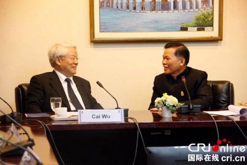 中國僑網(wǎng)泰國文化部次長吉薩亞鵬與中國前文化部長蔡武(左一)。