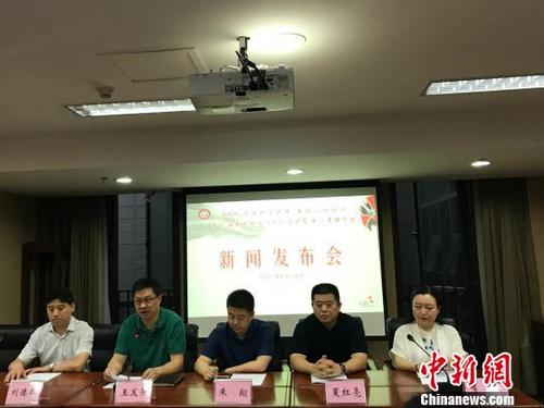 中國(guó)僑網(wǎng)圖為第二屆重慶非物質(zhì)文化遺產(chǎn)暨老字號(hào)博覽會(huì)新聞發(fā)布會(huì)現(xiàn)場(chǎng)?!√茥鳌z