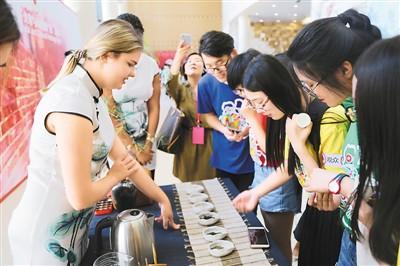 中國僑網(wǎng)“文化和自然遺產(chǎn)日”活動現(xiàn)場的文化體驗(yàn)活動