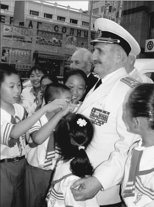 中國僑網(wǎng)孩子們和俄羅斯老兵在一起。(呂永超 李雅文)