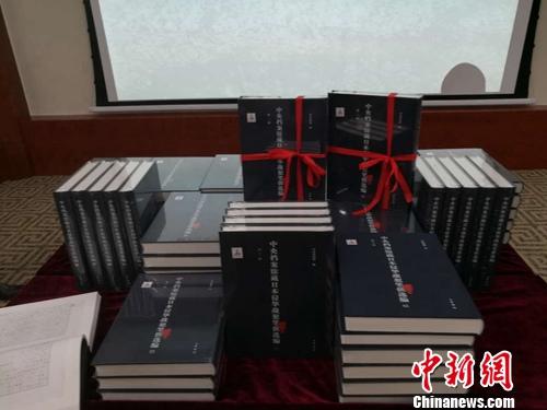 中國僑網發(fā)布會暨贈書儀式現(xiàn)場擺放的《中央檔案館藏日本侵華戰(zhàn)犯筆供選編》(第二輯)。上官云 攝