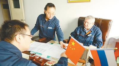 中國僑網(wǎng)西特里維(右一)正為中方員工講解工藝流程。資料圖片
