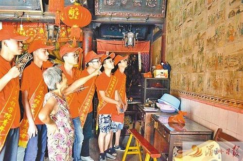 中國僑網(wǎng)圖為當?shù)乩先讼驅嵺`隊成員介紹媽祖壁畫。