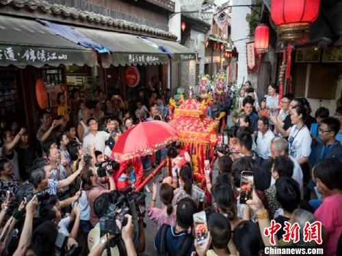 中國僑網(wǎng)眾人圍觀“傳統(tǒng)婚禮”的舉行 謝丹 攝