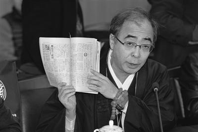 中國(guó)僑網(wǎng)日本友人大東仁展示捐贈(zèng)物品。實(shí)習(xí)生 陳儼 新華報(bào)業(yè)視覺中心記者 萬程鵬 攝
