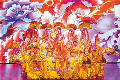 中國僑網(wǎng)圖為由中央歌劇舞劇院演員在泰國清邁表演的舞蹈《貴妃醉酒》。 本報記者 嚴瑜 攝
