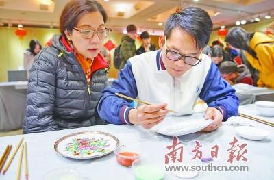 中國僑網(wǎng)年輕人對非遺藝術(shù)充滿興趣。 南方日報記者 張迪 攝