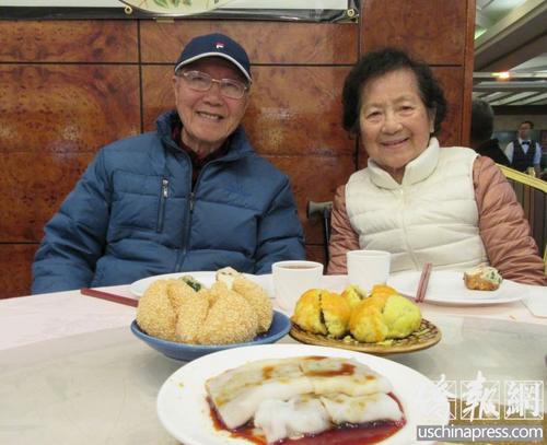 中國僑網語言學家饒秉才教授夫婦在洛杉磯(美國《僑報》/記者翁羽 攝)