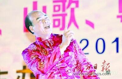中國僑網(wǎng)正在臺(tái)上唱山歌的謝計(jì)平。張俊 攝