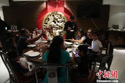 中國僑網(wǎng)艾西瓦婭帶著一家八口到中餐館享用晚餐 蔡敏婕 攝