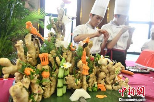 中國僑網(wǎng)“中餐繁榮基地”學(xué)院在展示食品雕刻技術(shù) 陳驥旻 攝