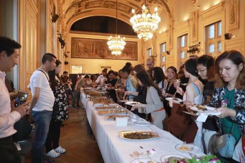 中國僑網(wǎng)法國食客排隊品嘗美食。 (圖片來源:《歐洲時報》孔帆攝 )