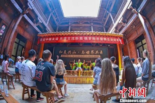 中國僑網(wǎng)俄羅斯芭蕾舞團在昭君故里交流演出 李赟 攝