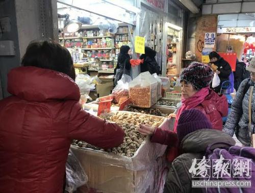 中國僑網(wǎng)華埠零售業(yè)新年迎來干貨銷售“小高峰”。(僑報實習記者華夏美徍攝)
