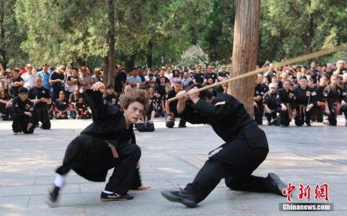中國僑網(wǎng)圖為美國“洋弟子”展示少林功夫。岳龍 攝