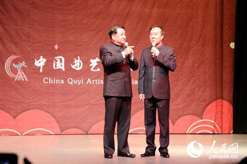 中國(guó)僑網(wǎng)姜昆和戴志誠(chéng)表演相聲《樂(lè)在其中》