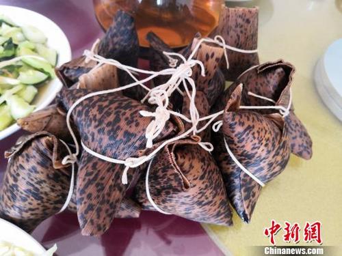 中國(guó)僑網(wǎng)用筍殼包成的“虎皮粽” 翁士格 攝