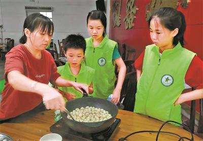 中國僑網(wǎng)青少年現(xiàn)場學(xué)習(xí)“糖不甩”制作。