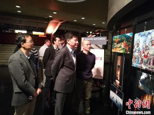 中國(guó)僑網(wǎng)中國(guó)駐德大使吳懇一行觀看湖南文旅圖片展 主辦方供圖 攝